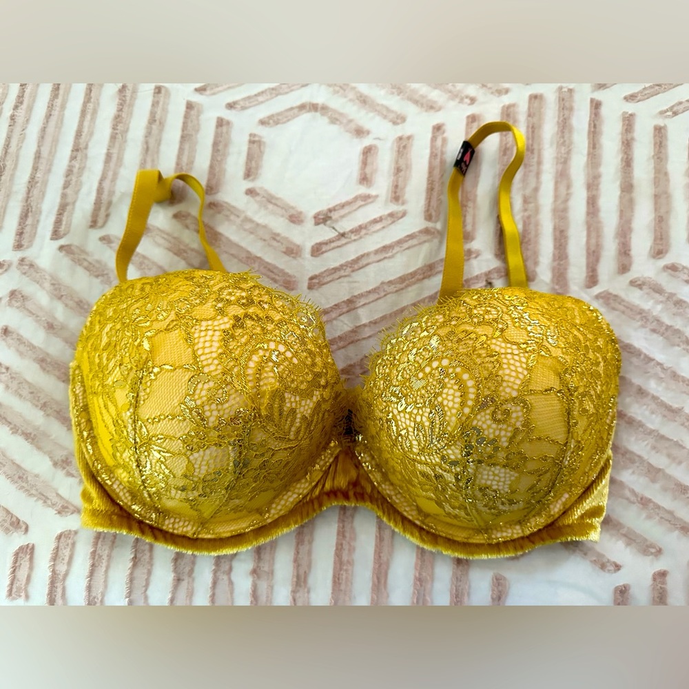 Victoria’s Secret gold lace push-up bra. 34D. NWT